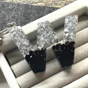 天然晶石字母滴膠鎖匙扣 - 型格銀黑